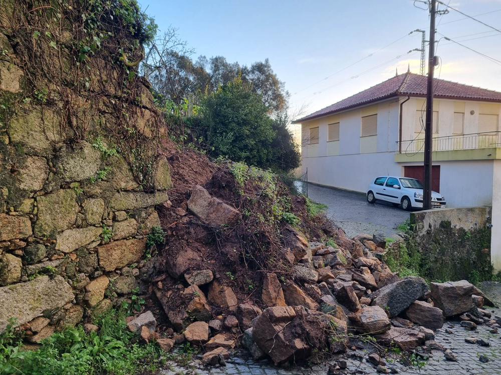 um muro na Rua da Boavista caiu